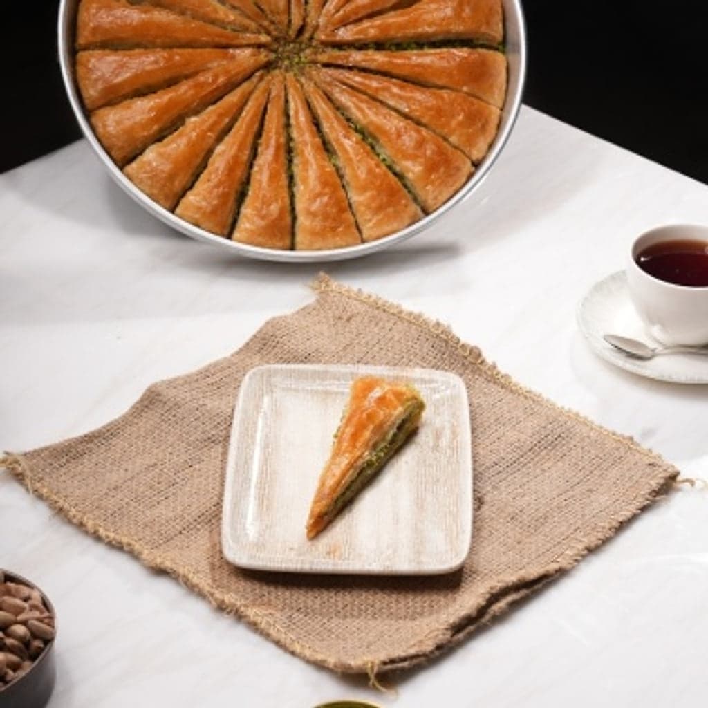 Havuç dilimi baklava, tepside sofrada