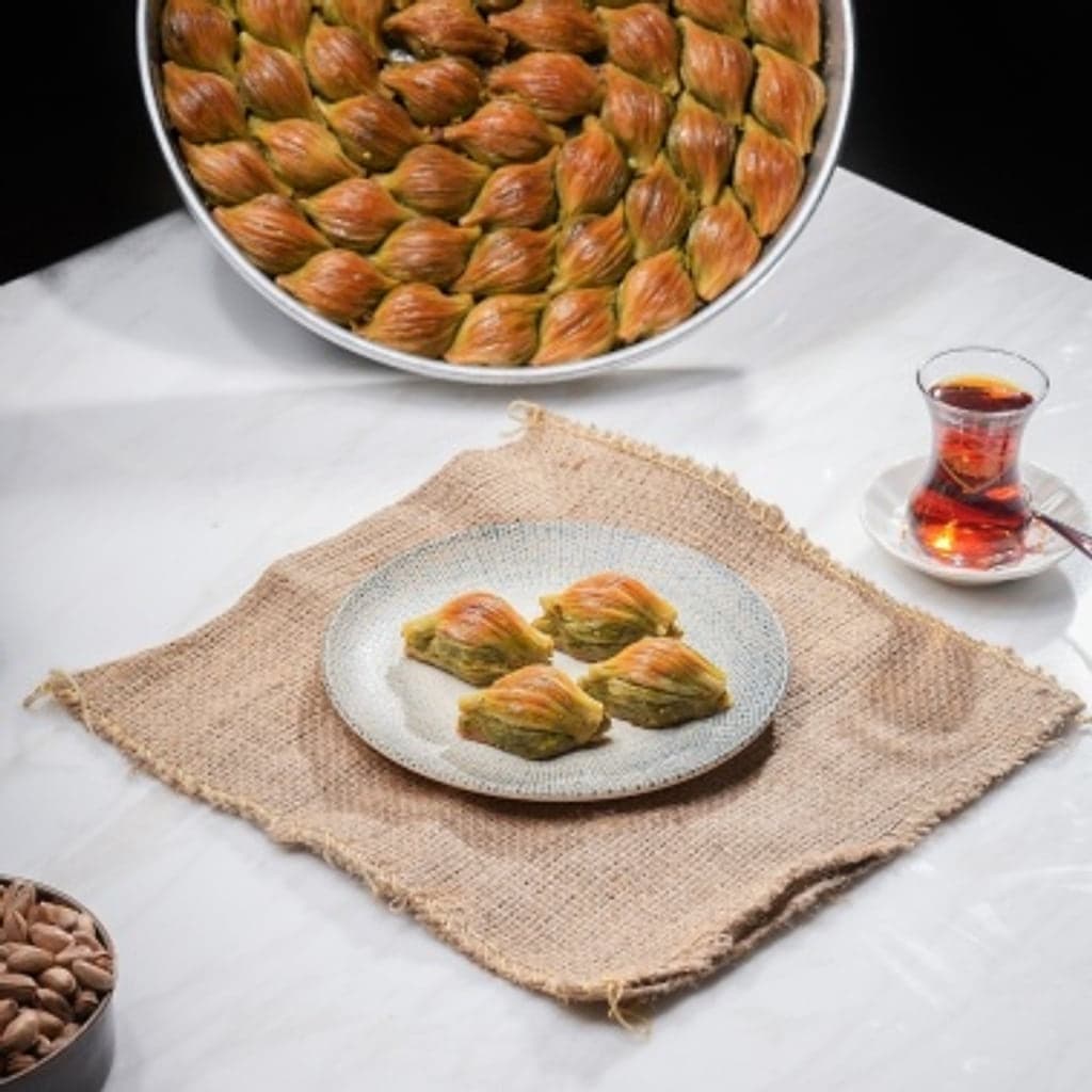 Midye baklava, tepside ve sofrada