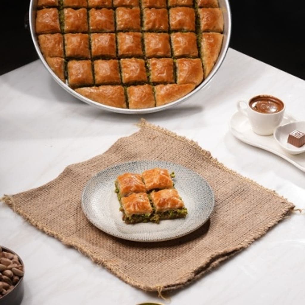 Özel kare kuru baklava, tepsi ve tabakta sofrada
